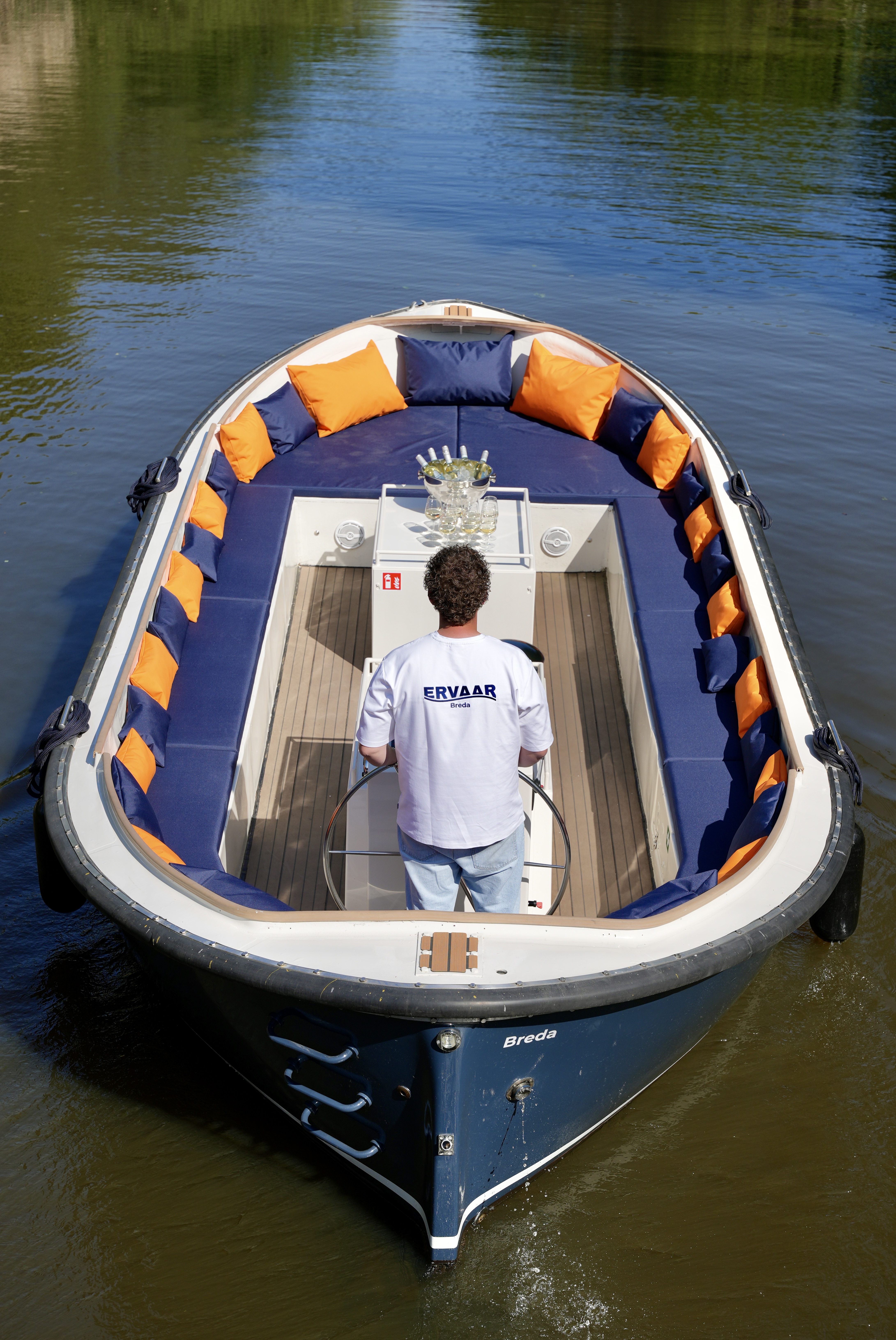 De rondvaartboot in Breda biedt ruimte voor maximaal 25 personen en is ideaal voor groepen zoals vrijgezellenfeesten, bedrijfsuitjes en familie-uitjes. Vaar over de singels van Breda en geniet samen met uw gezelschap aan boord van de boot.