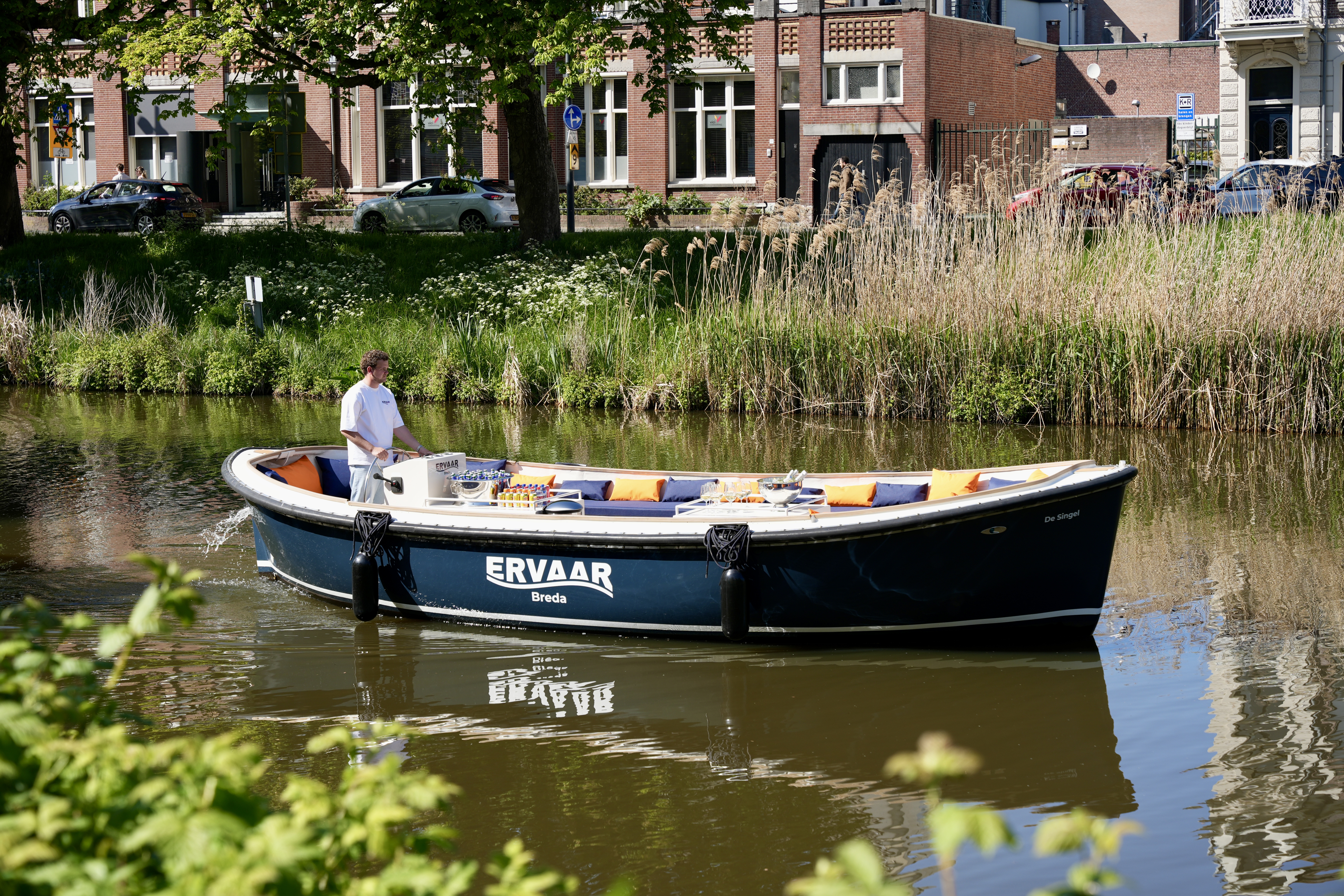 Rondvaart in Breda met Ervaar Breda, sloep van de zijkant over de singels van Breda tijdens een sfeervolle vaartocht op de borrelboot.