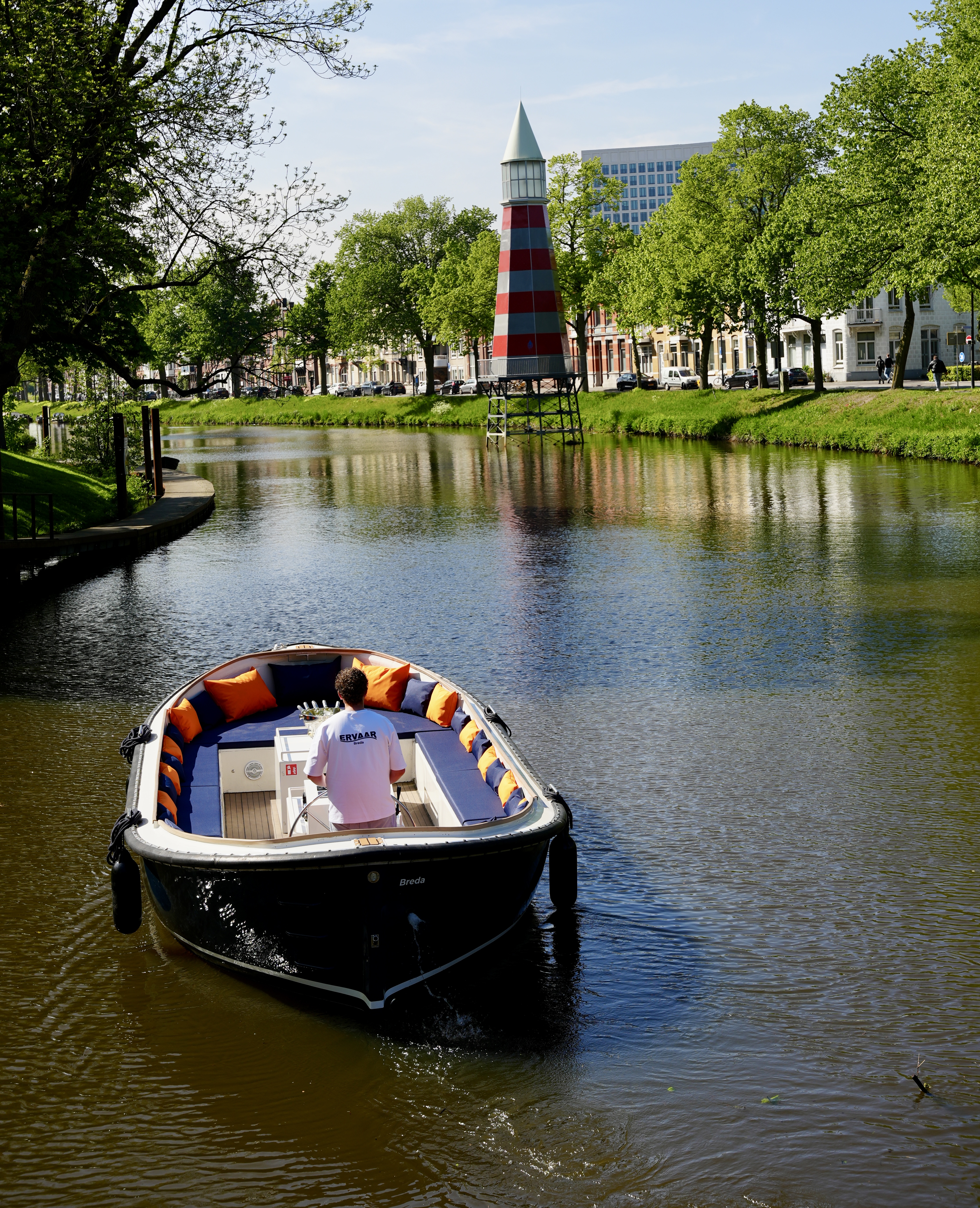 Ervaar Breda rondvaartboot voor luxe privé rondvaarten in Breda, ideaal voor bootje varen Breda, bedrijfsfeesten, vrijgezellenfeesten en een dagje Breda