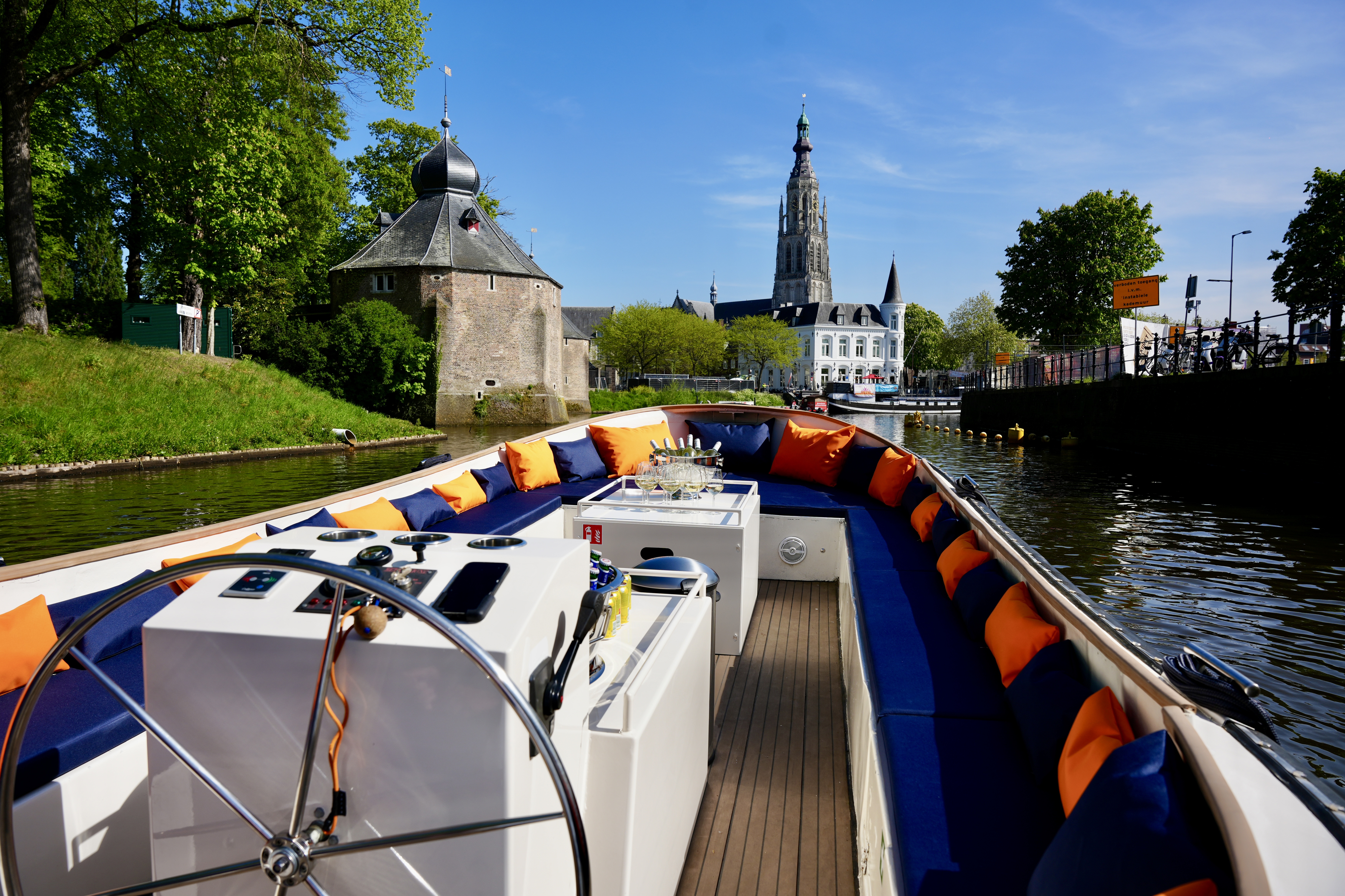 Bootje varen in Breda met Ervaar Breda: over Ervaar Breda luxe privé rondvaarten met een sloep over de singels van Breda.