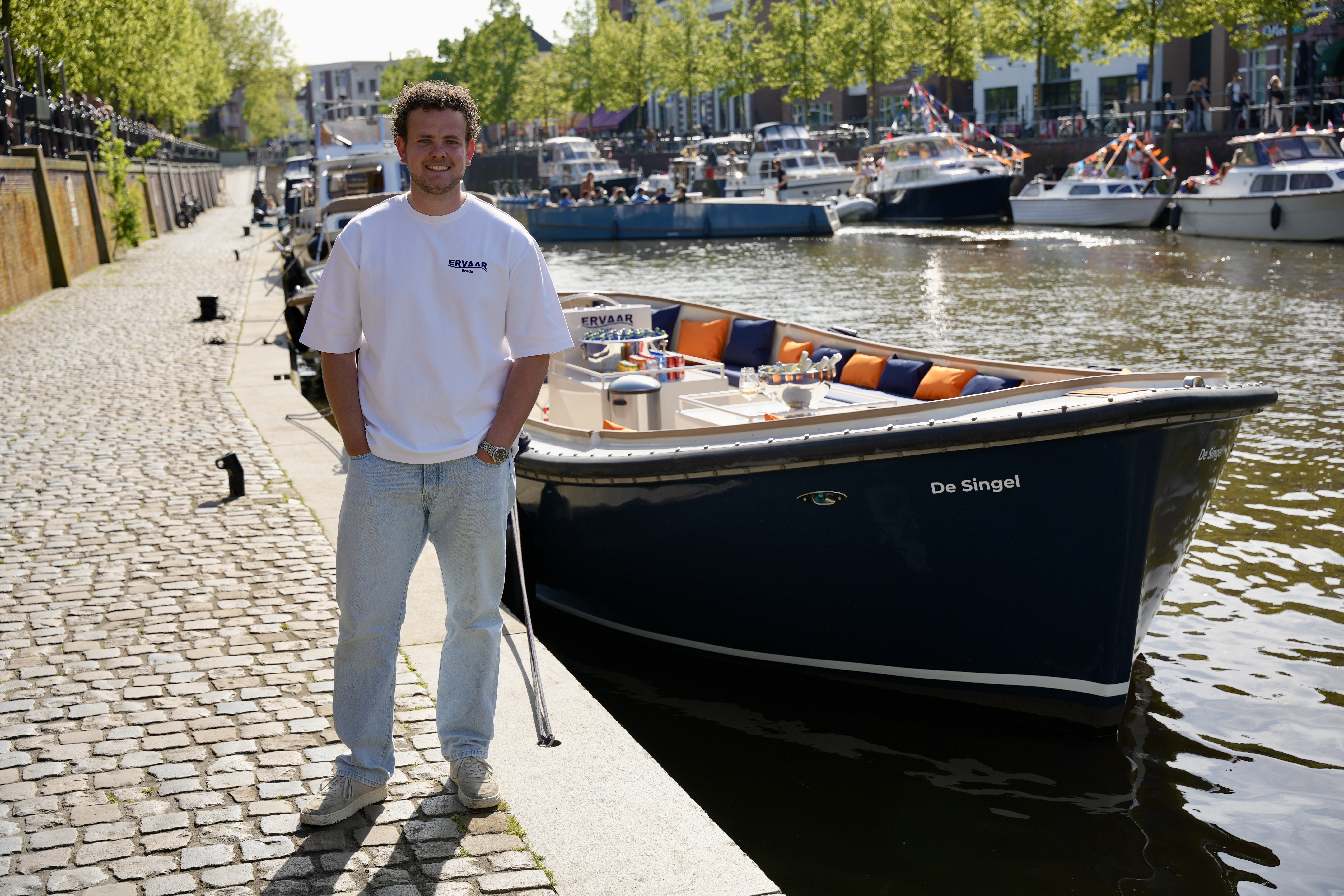 Lex Verdaasdonk, eigenaar van Ervaar Breda, voor De Singel rondvaartboot