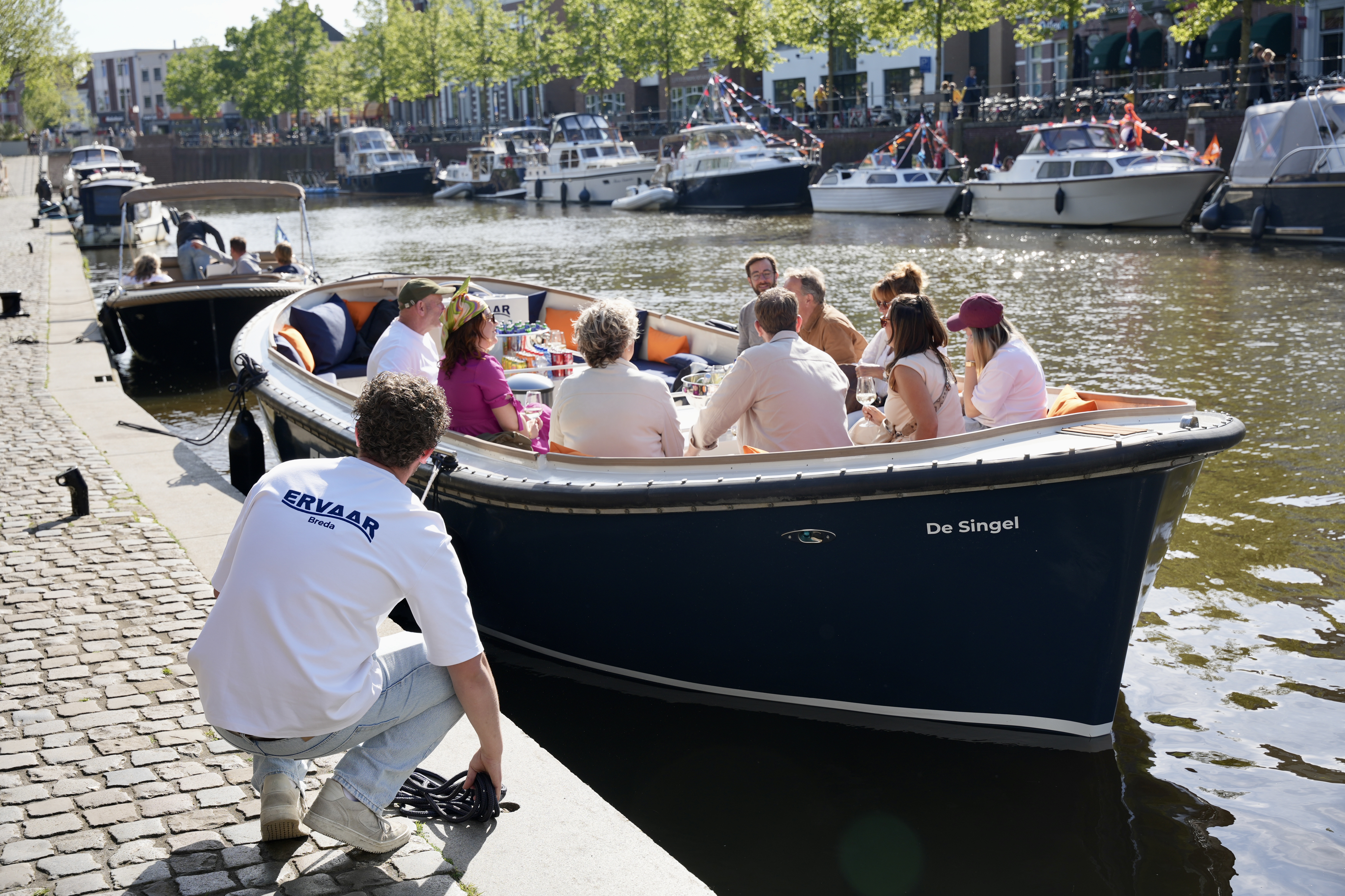 Bootje varen in Breda met Ervaar Breda op een rondvaartboot over de singels van Breda, boot vast leggen