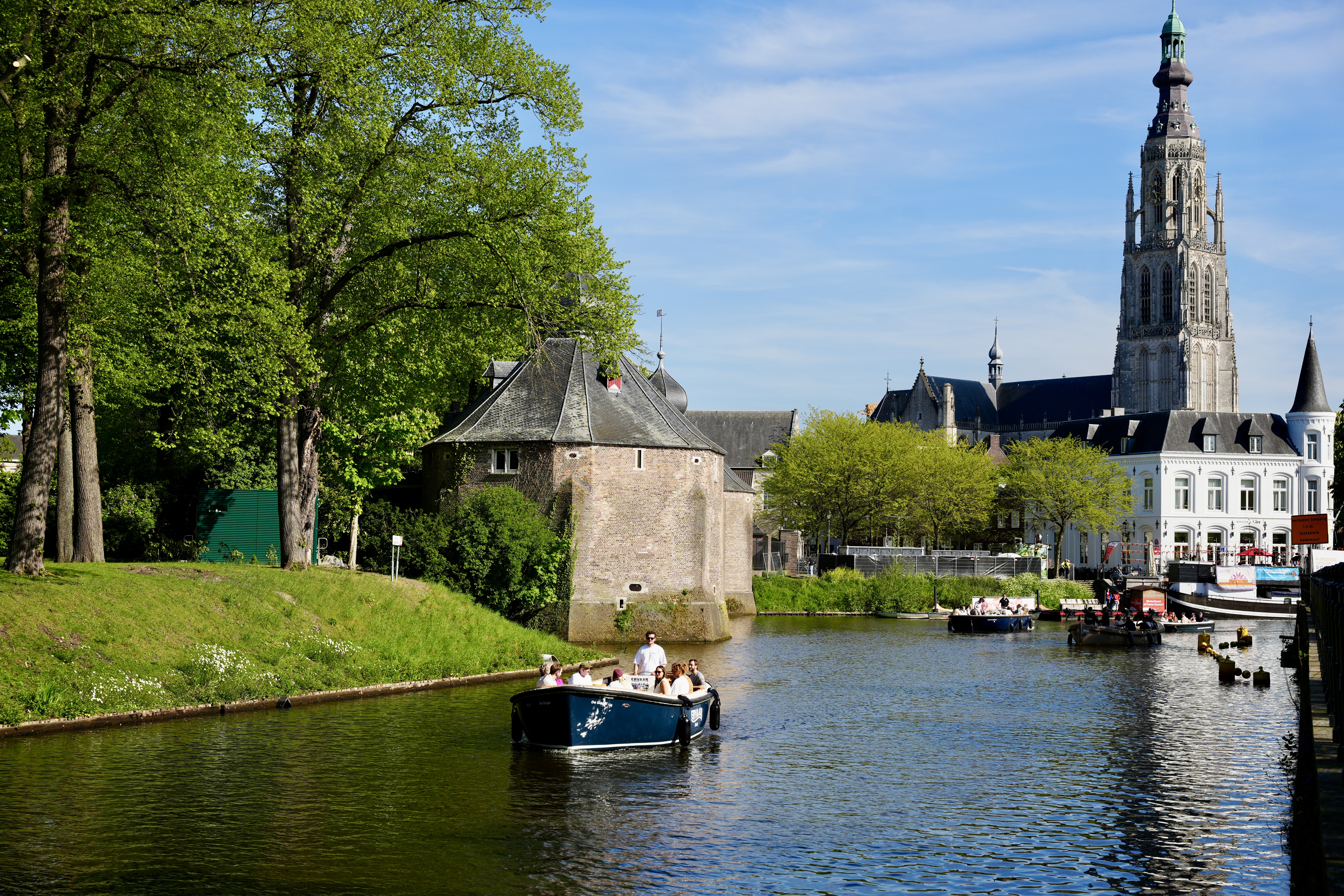 Rondvaart in Breda met Ervaar Breda over de singels van Breda, met uitzicht op de kerk van Breda tijdens een sfeervolle tocht op de lunchboot.