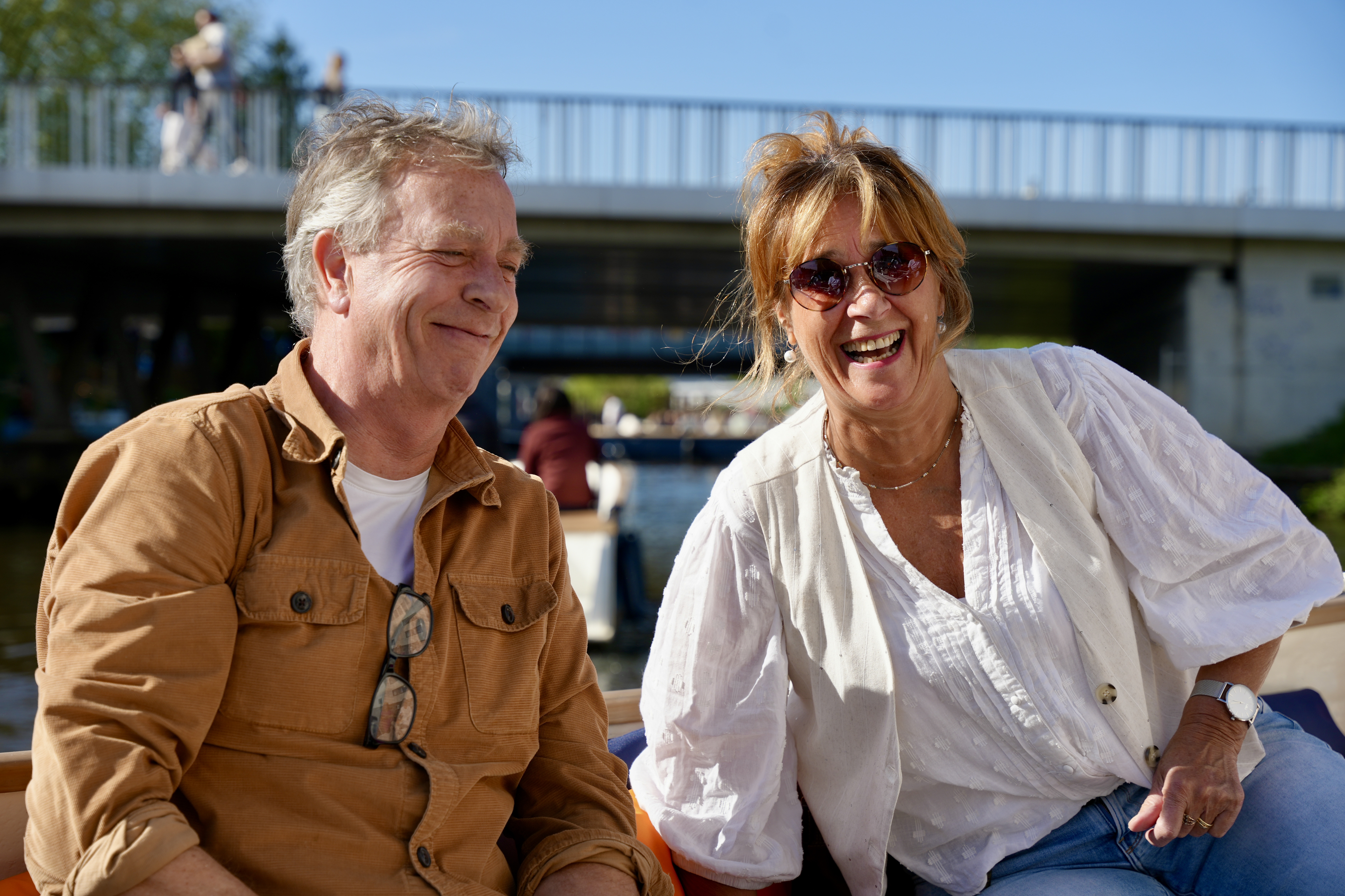Bootje varen in Breda met Ervaar Breda op een rondvaartboot over de singels van Breda vrijgezellenfeest.