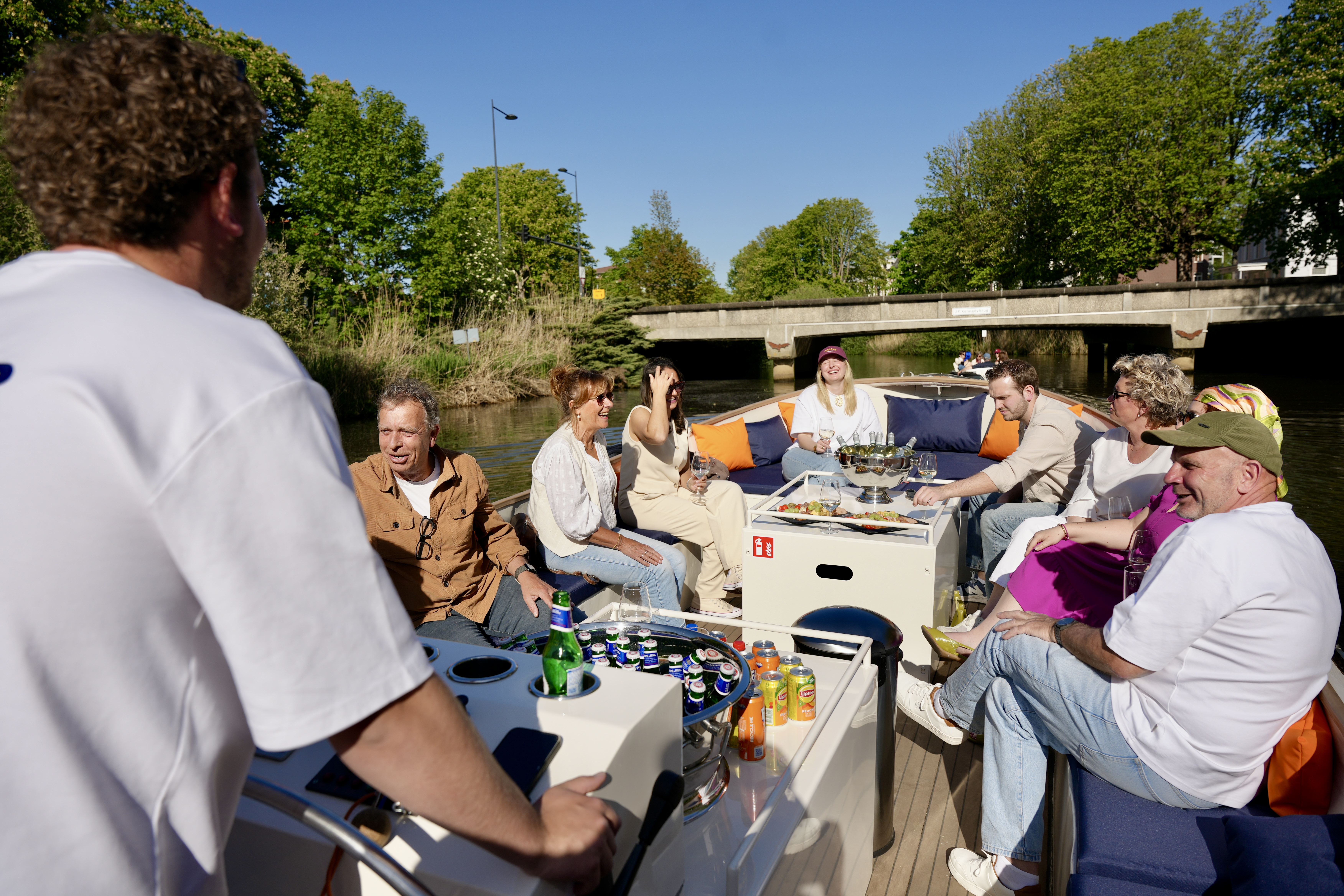 Rondvaart in Breda met Ervaar Breda, gezelschap aan boord van een sloep over de singels van Breda tijdens een gezellige vaartocht.