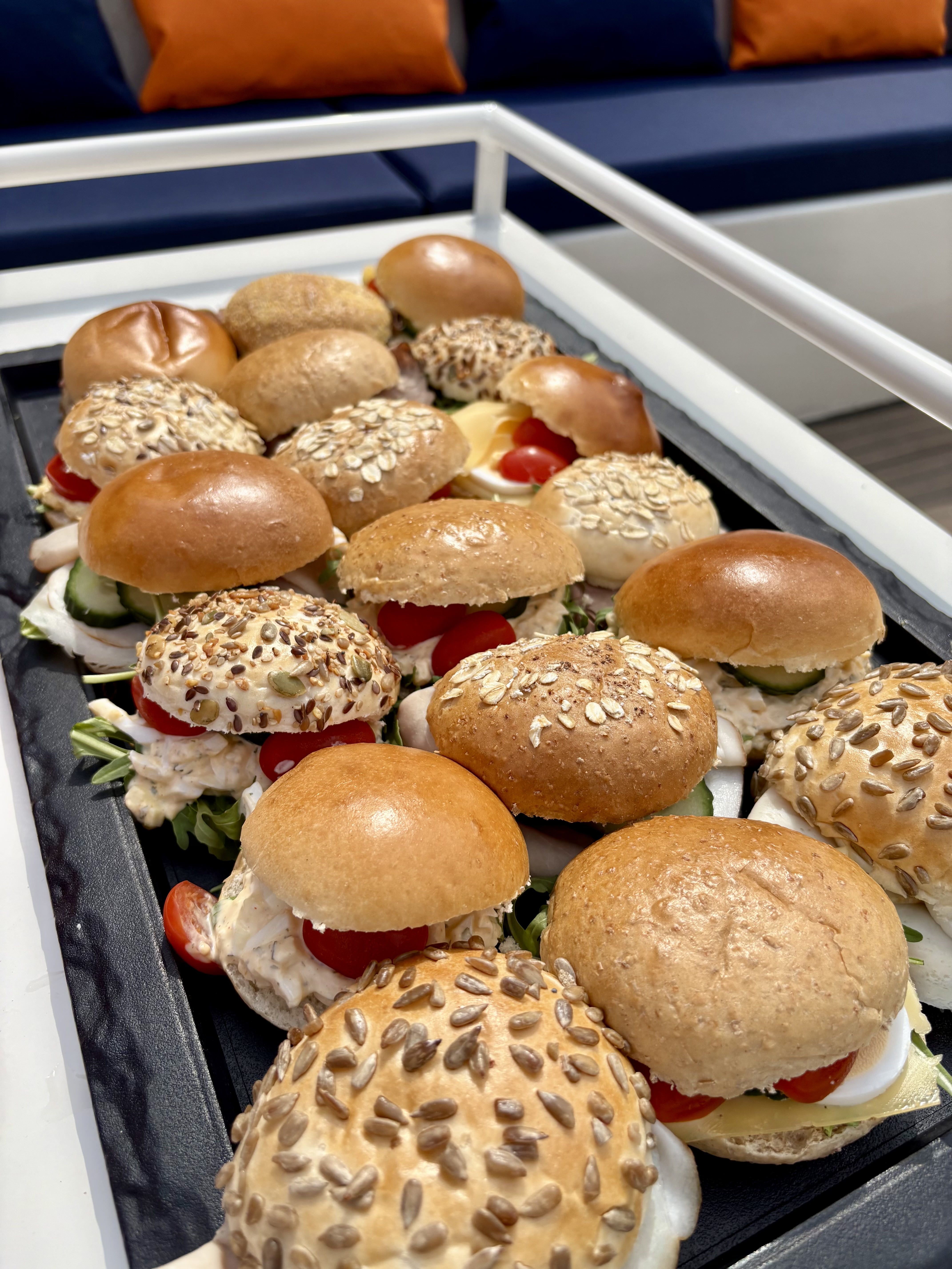 Lunchboot in Breda met Ervaar Breda tijdens een sfeervolle rondvaart over de singels van Breda, waar gasten genieten van een verse lunch aan boord.