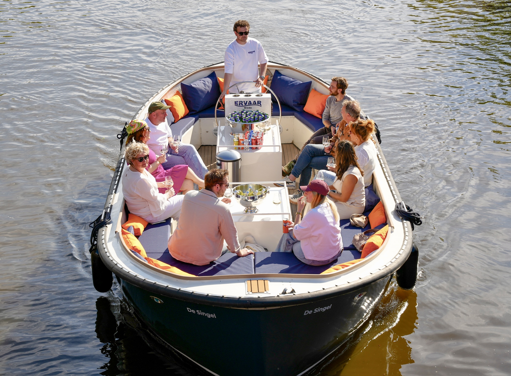 De Singel sloep in de haven van Breda bij zonsondergang tijdens een luxe rondvaart met Ervaar Breda, rondvaartboot Breda en bootje varen Breda.